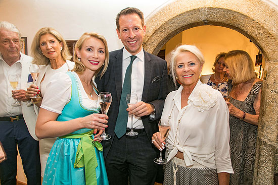 Schmuck-Designerin Nathalie Knauf, Stefan Kirsch, Direktor Berenberg Bank, Unternehmerin Katharina Quehenberger beim Knauf Jewels CocktailFoto "Wild-Fotos"